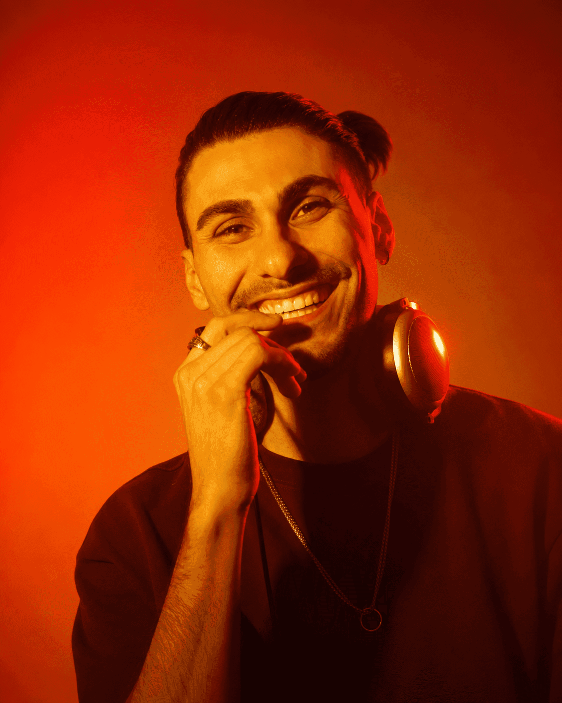 Bryan Only aux platines lors d’une soirée privée
